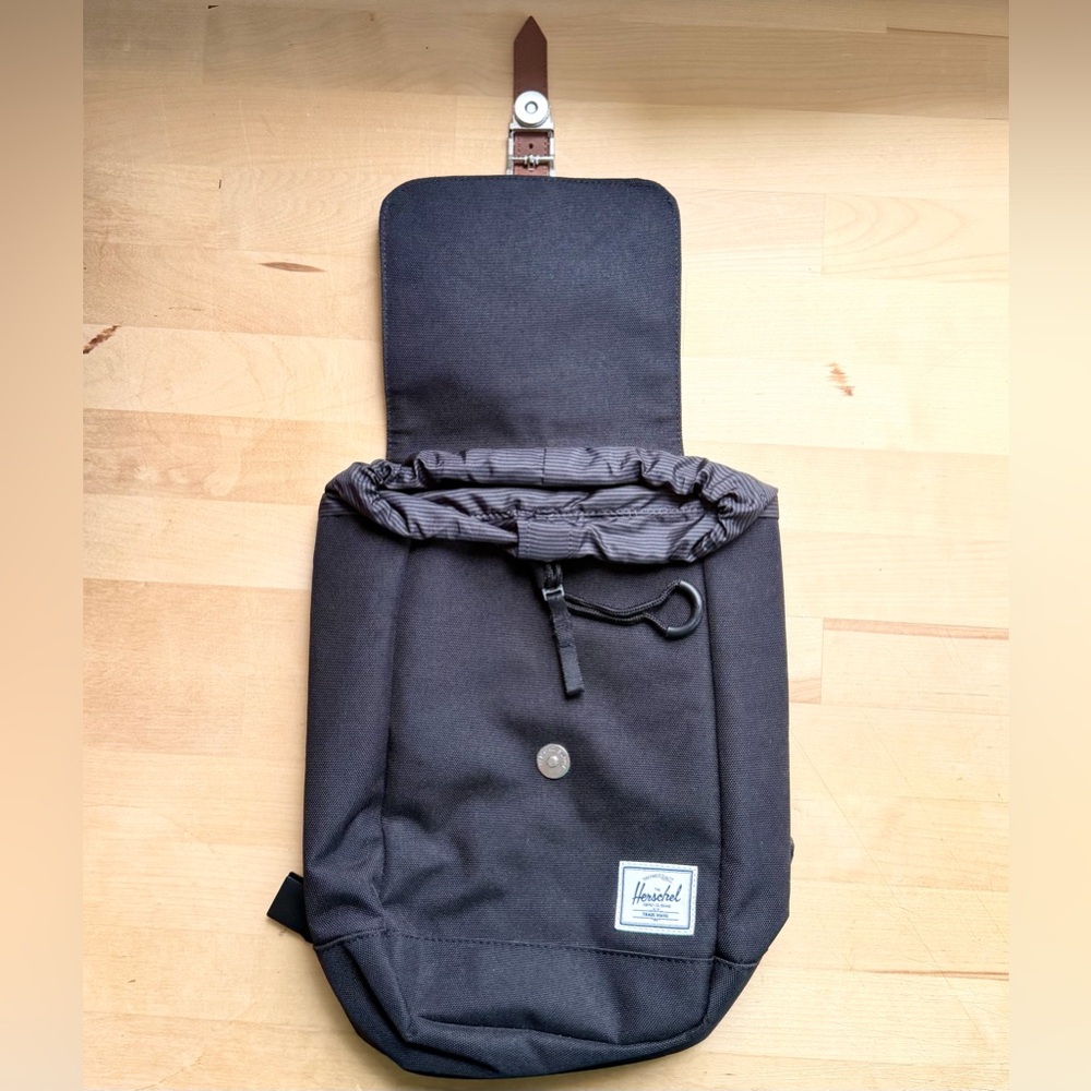 Herschel Supply Co. Retreat Contrast Buckle Sling Bag Black Classic Style - Picture 2 of 4
